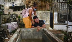 ONU visita pueblo de Venezuela arrasado por deslave, que entierra a sus muertos