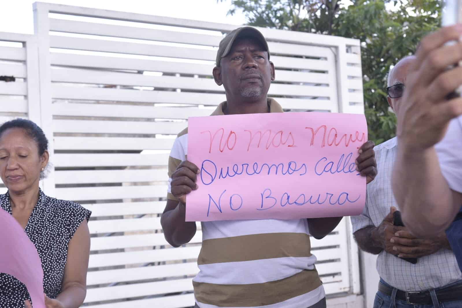 No más naves, queremos calles, es lo dice una de las pancartas de los cuminitarios del sector. 