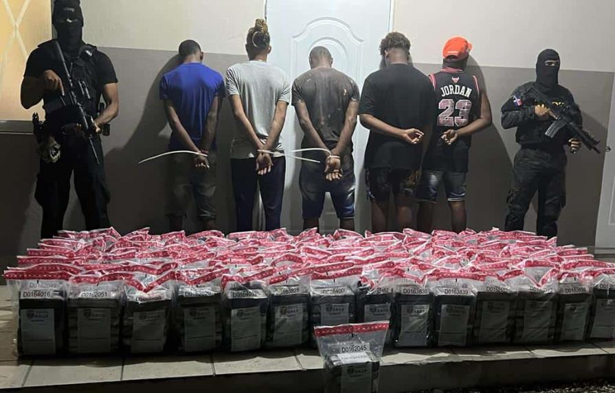 En medio de tiroteo apresan cinco hombres y decomisan 677 paquetes de droga en Barahona
