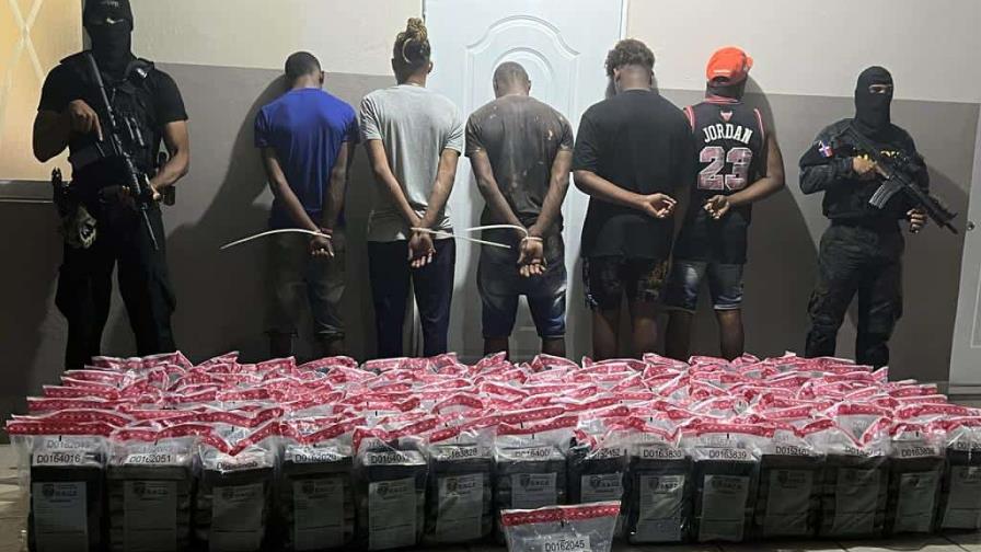 En medio de tiroteo apresan cinco hombres y decomisan 677 paquetes de droga en Barahona En medio de tiroteo apresan cinco hombres y decomisan 677 paquetes de droga en Barahona
