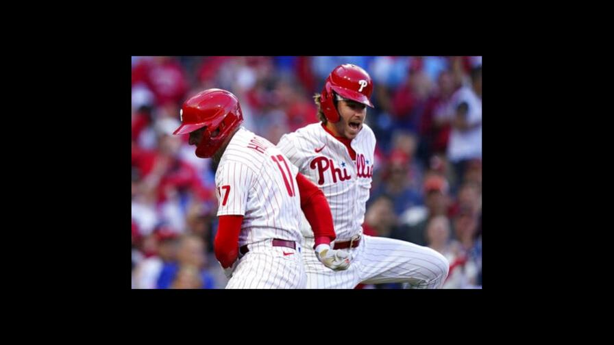 Con jonrón de Hoskins y Haper, los Filis apabullan a Bravos