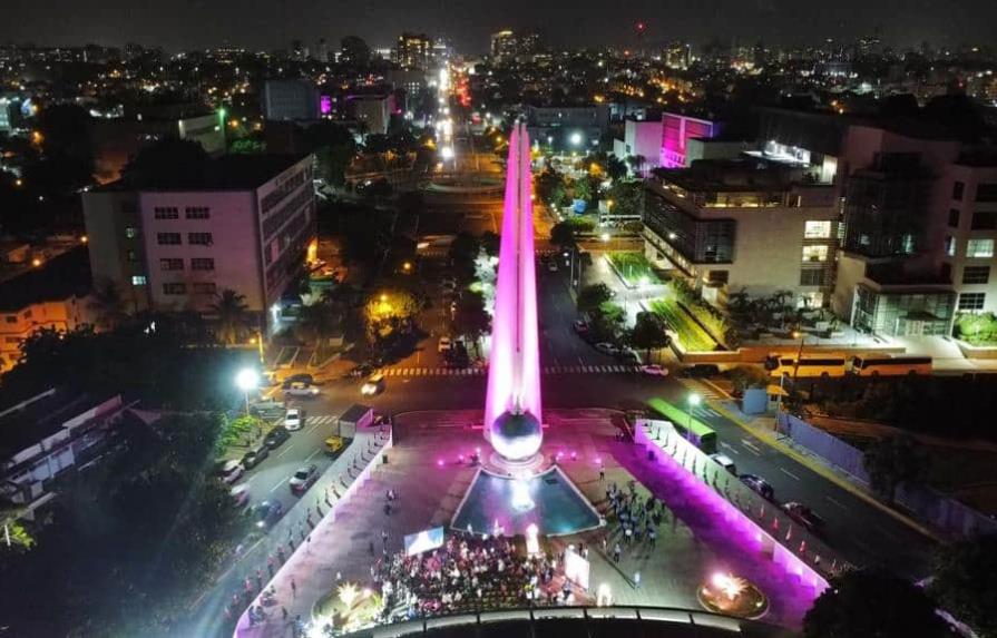 Monumentos de la capital se iluminan de rosa por lucha contra el cáncer de mama