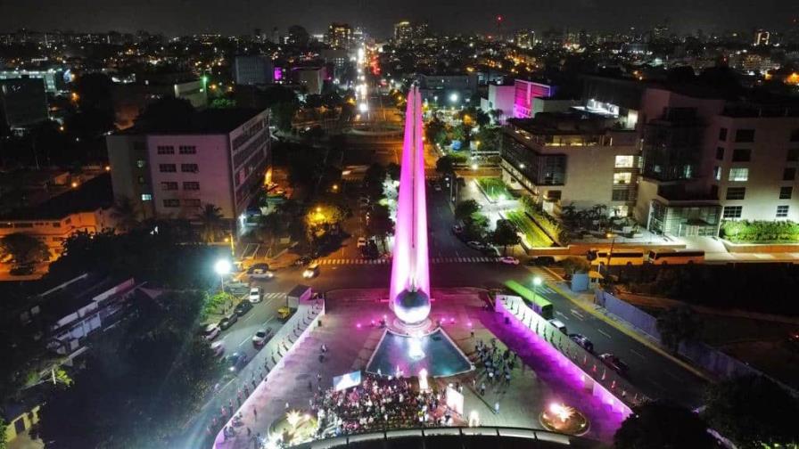 Monumentos de la capital se iluminan de rosa por lucha contra el cáncer de mama