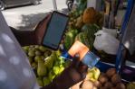 Desde fruteros hasta gomeros: el pago con tarjeta impulsa a micro negocios en el país Desde fruteros hasta gomeros: el pago con tarjeta impulsa a micro negocios en el país
