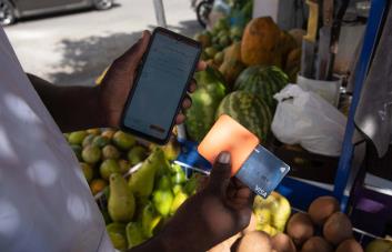 Desde fruteros hasta gomeros: el pago con tarjeta impulsa a micro negocios en el país