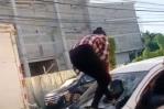 Video de otra mujer rompiendo los cristales del vehículo de su pareja