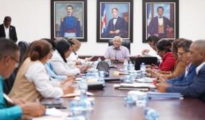 Educación pide a directores regionales y distritales usar materiales digitales mientras concluye licitación