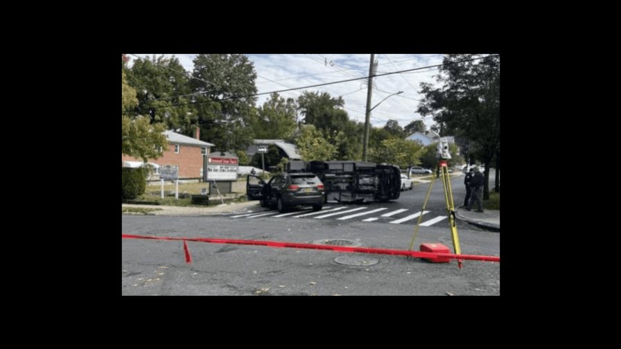 Muere mujer al volcarse la ambulancia que la llevaba al hospital por un primer accidente