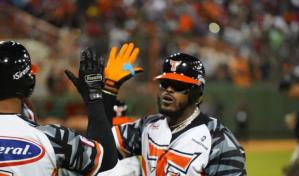 Navarrete y Santana le dan la victoria a los Toros del Este