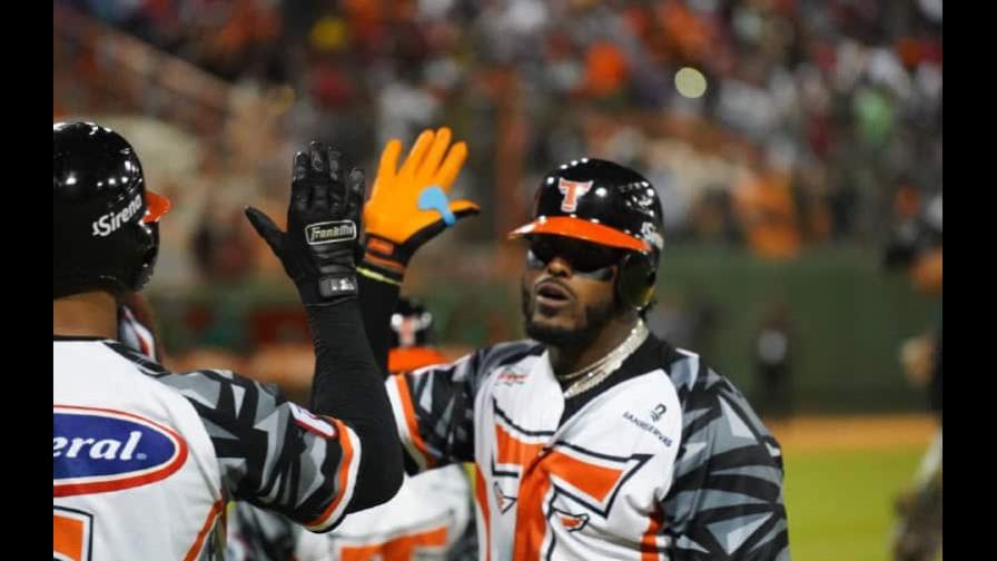 Navarrete y Santana le dan la victoria a los Toros del Este