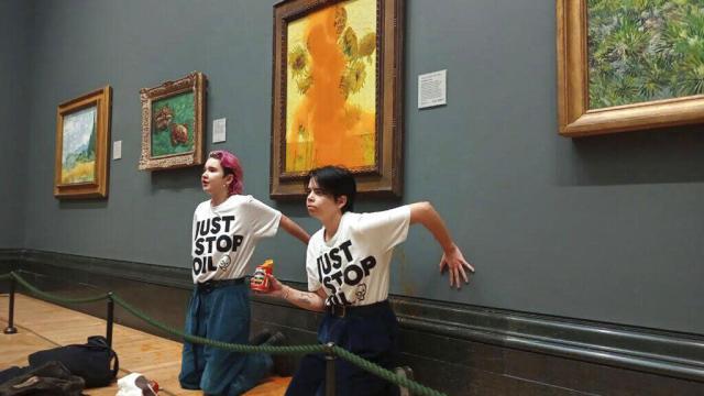 Activistas comparecen ante un juez por tirar sopa de tomate a un cuadro de Van Gogh