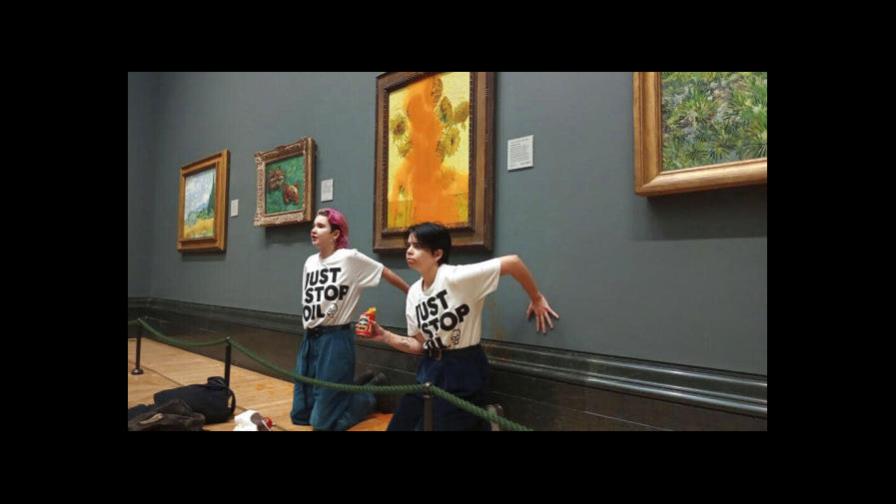 Activistas comparecen ante un juez por tirar sopa de tomate a un cuadro de Van Gogh