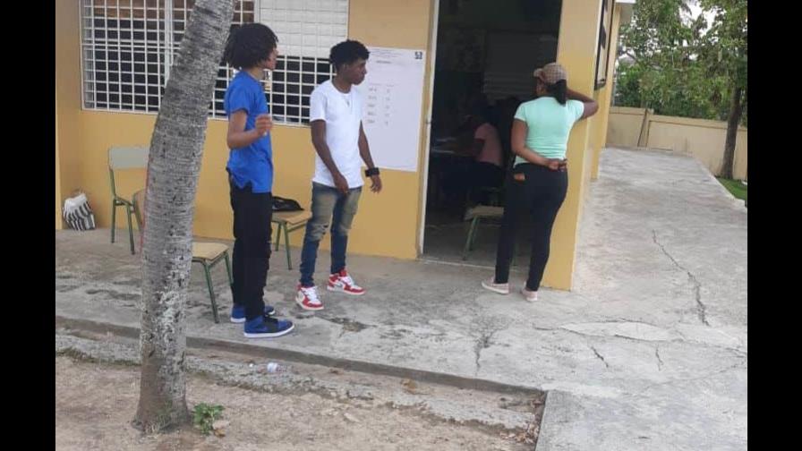 En El Seibo pocas personas acuden a votar en consulta del PLD En El Seibo pocas personas acuden a votar en consulta del PLD