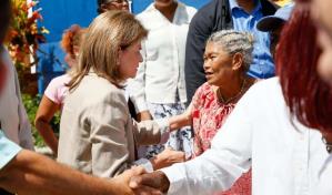 Raquel Peña y Paliza supervisan trabajos de reparación en casas afectadas por Fiona en Samaná