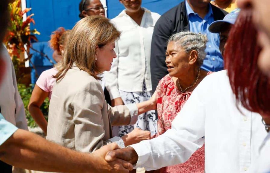 Raquel Peña y Paliza supervisan trabajos de reparación en casas afectadas por Fiona en Samaná