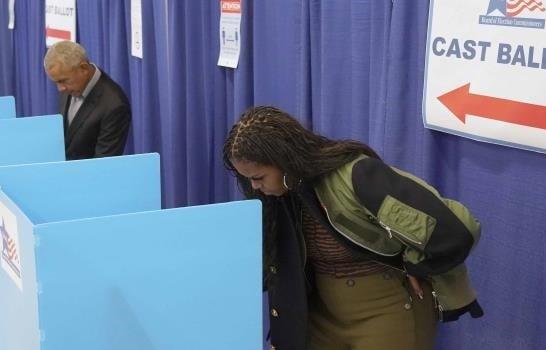 Barack Obama vota por anticipado y llama a participar en las elecciones legislativas