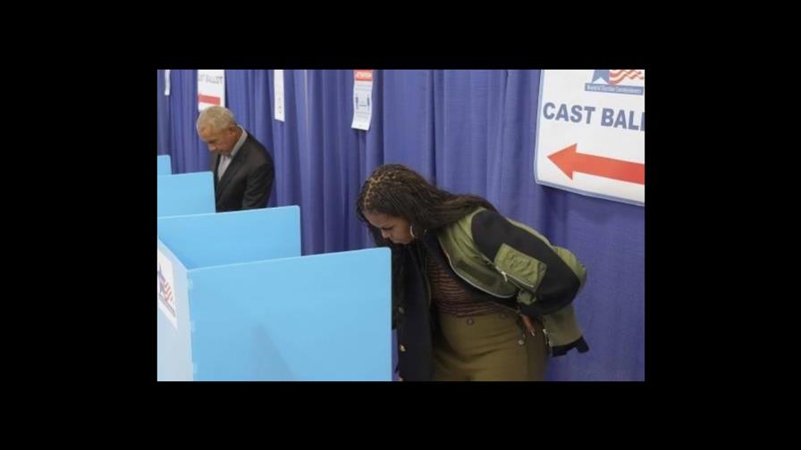 Barack Obama vota por anticipado y llama a participar en las elecciones legislativas