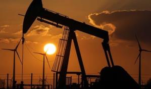 Petróleo cierra estable en medio de repunte de bolsas y preocupaciones por China