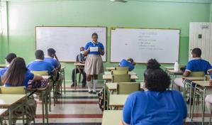 Ministerio de Educación dice estudiantes y padres pidieron cambiar uniformes