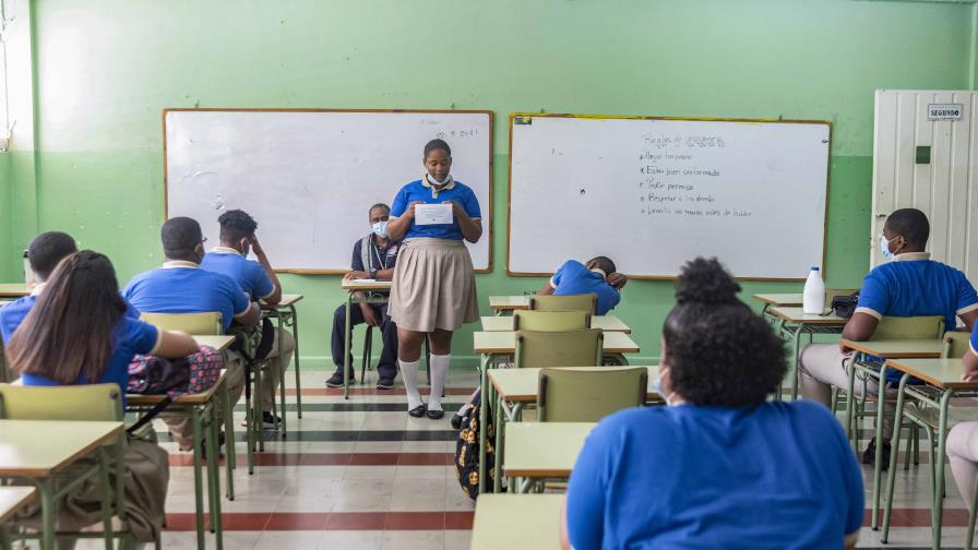 Ministerio de Educación dice estudiantes y padres pidieron cambiar uniformes