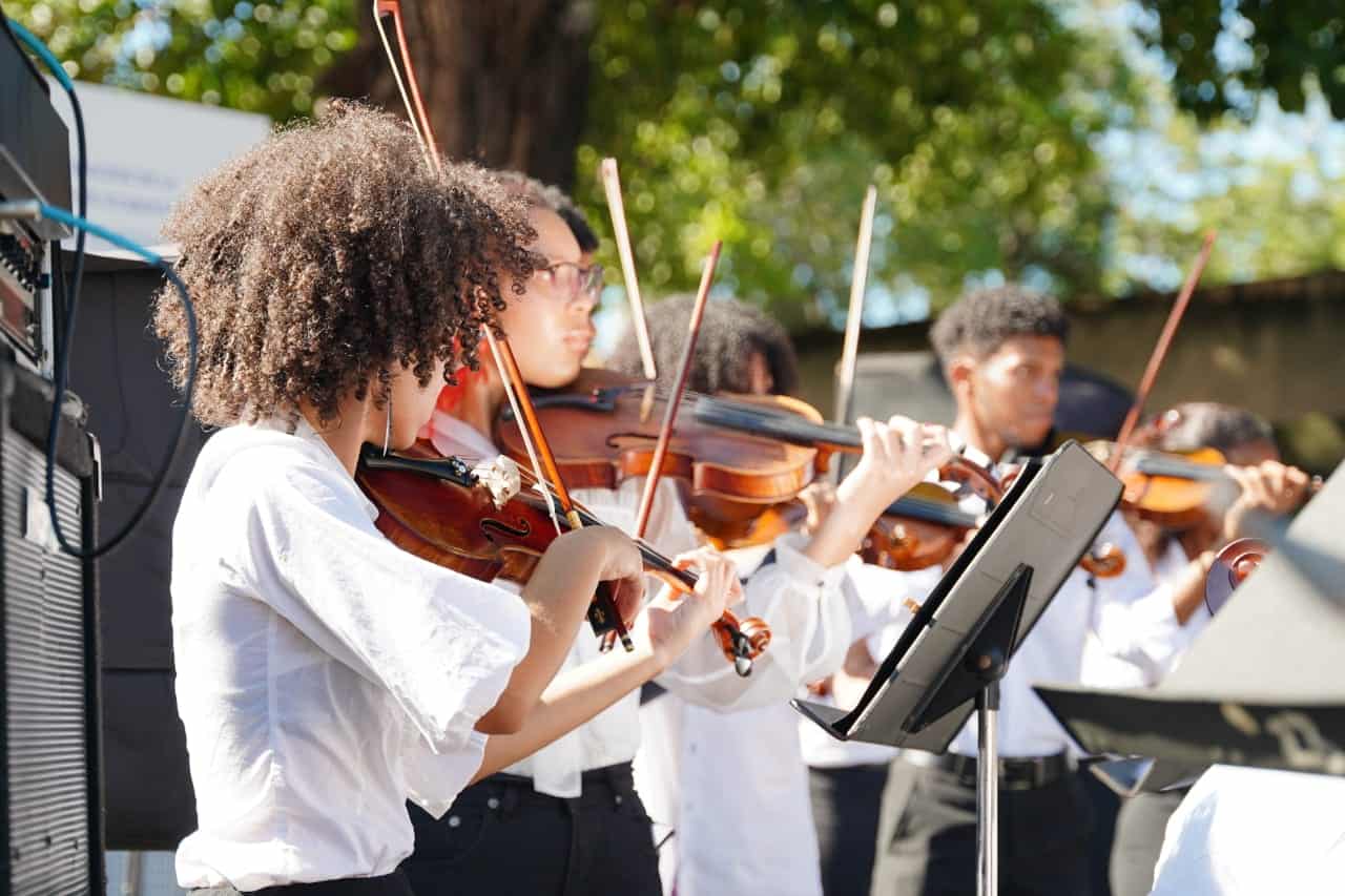 La Orquesta de Cámara, la Rondalla Universitaria participaron en el acto cultural.