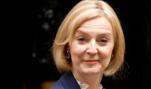 Dimisión, elecciones o supervivencia, las opciones de la primera ministra británica