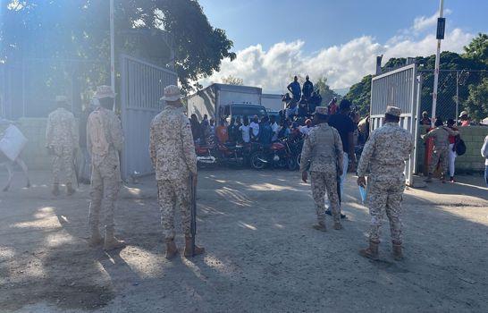 Motoconchistas haitianos bloquean puerta Carrizal-Elías Piña para que se les permita entrada