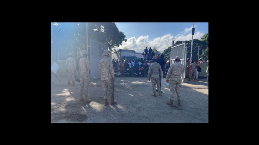 Motoconchistas haitianos bloquean puerta Carrizal-Elías Piña para que se les permita entrada