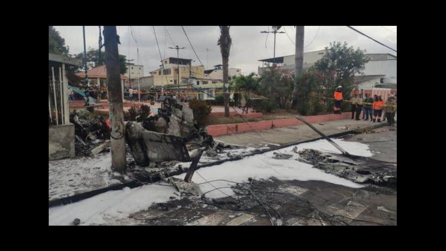 Una avioneta cae en una transitada calle de Guayaquil y deja dos muertos Una avioneta cae en una transitada calle de Guayaquil y deja dos muertos