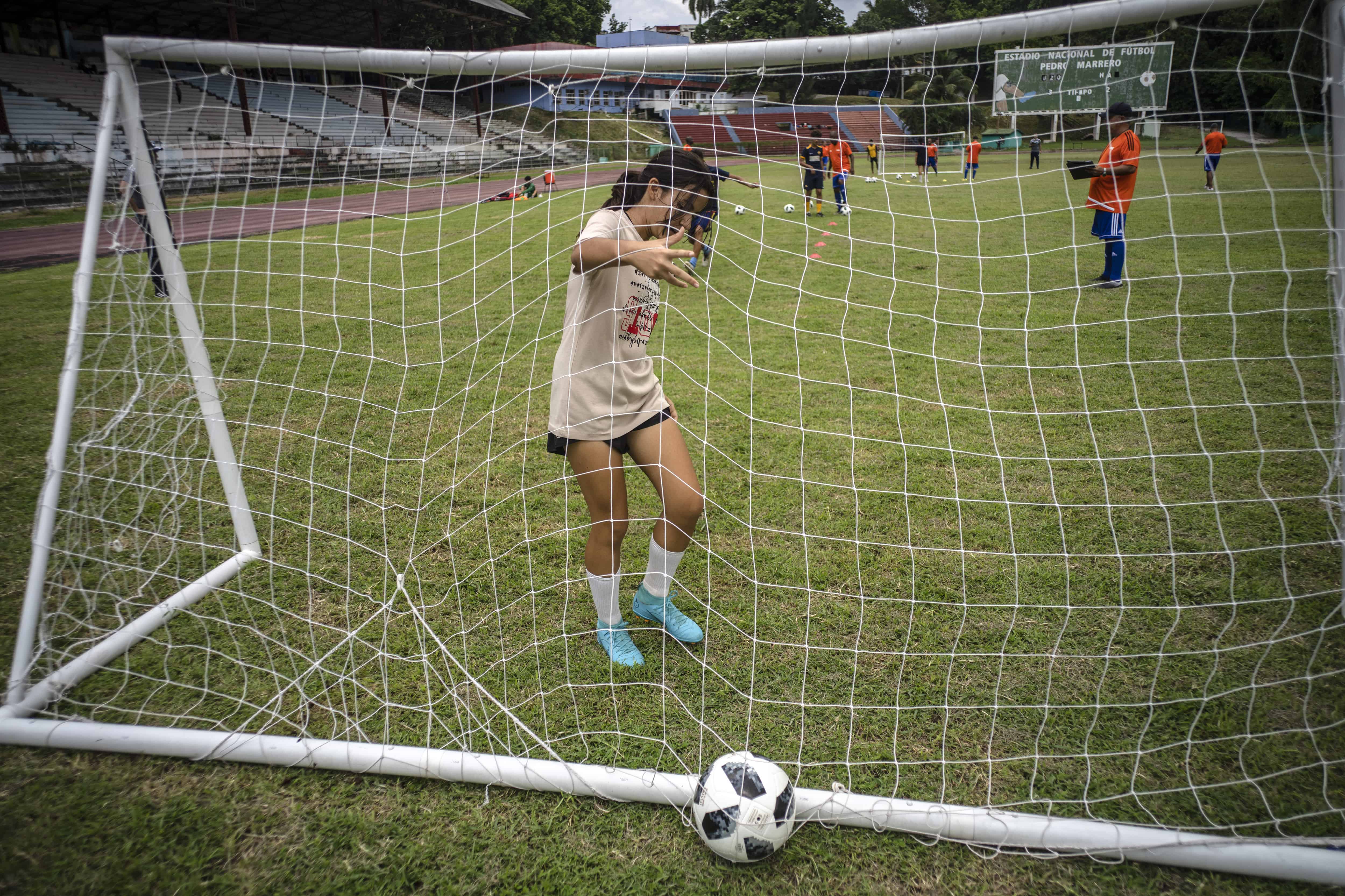 Gabriela Alfonso Cabrera recoge un balón del arco en el estadio Pedro Marrero de La Habana el 14 de septiembre del 2022.&nbsp;