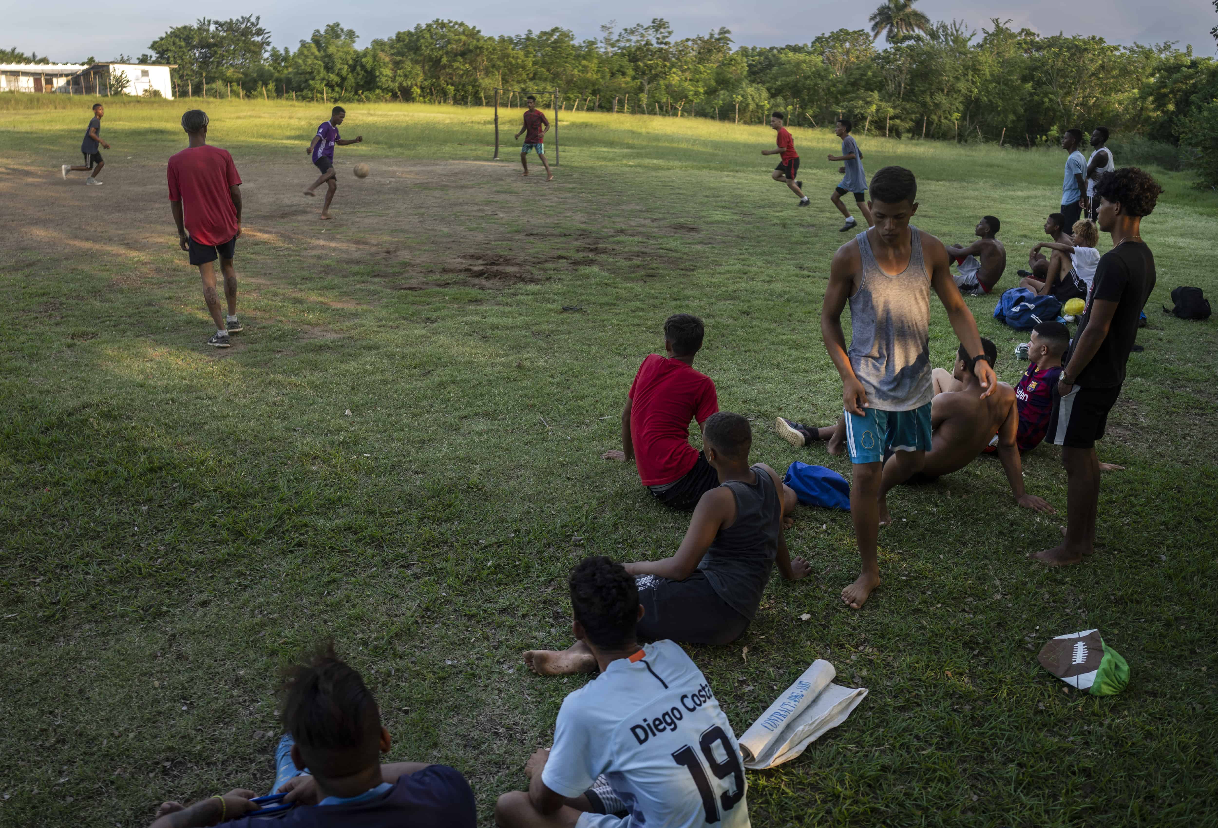 Jóvenes juegan al fúbol en un viejo campo de béisbol en Guanabacoa (Cuba) el 15 de octubre del 2022.&nbsp;