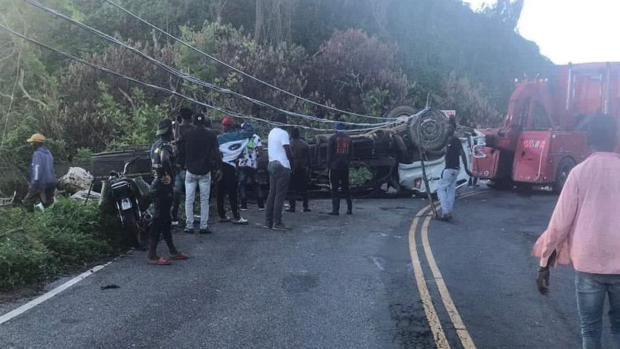 Camión cargado de pollos se vuelca en carretera de Miches