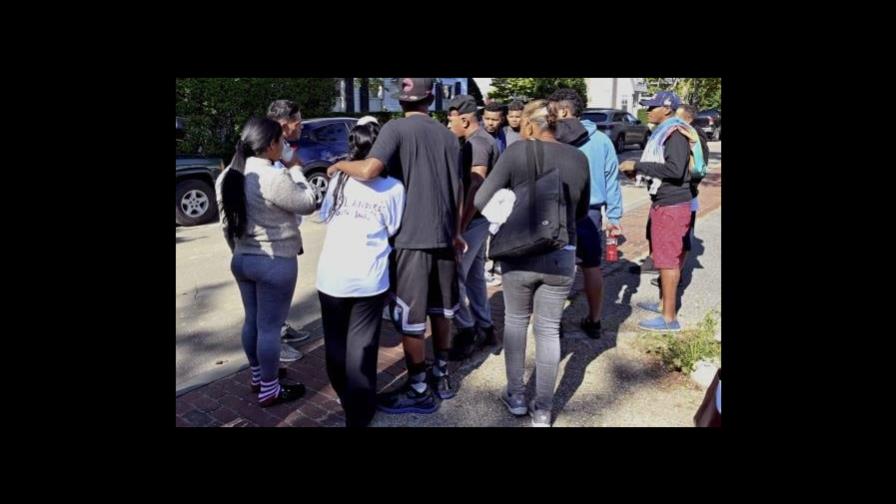 Un juez ordena a DeSantis responder por el envío de migrantes hacia isla de Massachusetts