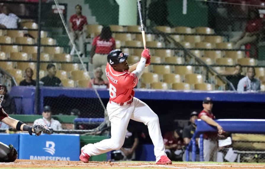 El Escogido logra su primera victoria con el bate oportuno de Elier Hernández El Escogido logra su primera victoria con el bate oportuno de Elier Hernández