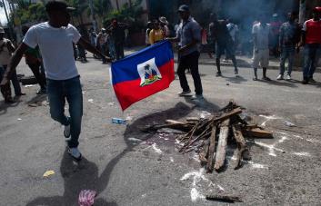 Haitianos incendian oficina de migración durante protesta