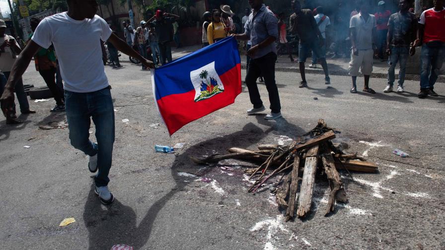 Haitianos incendian oficina de migración durante protesta