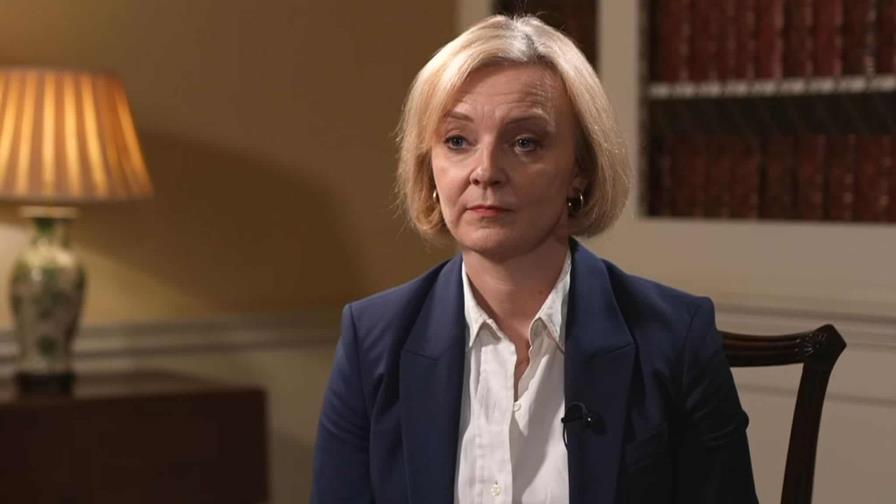 La primera ministra británica, Liz Truss, lucha por mantenerse en el cargo