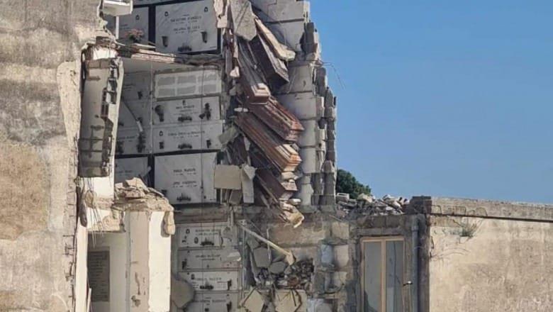 Un derrumbe en un cementerio de Nápoles deja numeroso ataúdes al aire