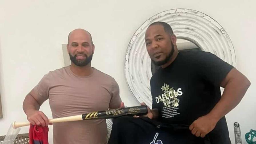 Pujols le regala el bate del jonrón 700 a Edwin Encarnación