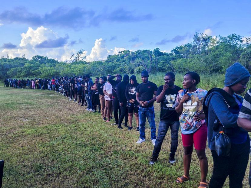 Cientos de migrantes arriban a islote al oeste Puerto Rico; no descartan que haya dominicanos y haitianos