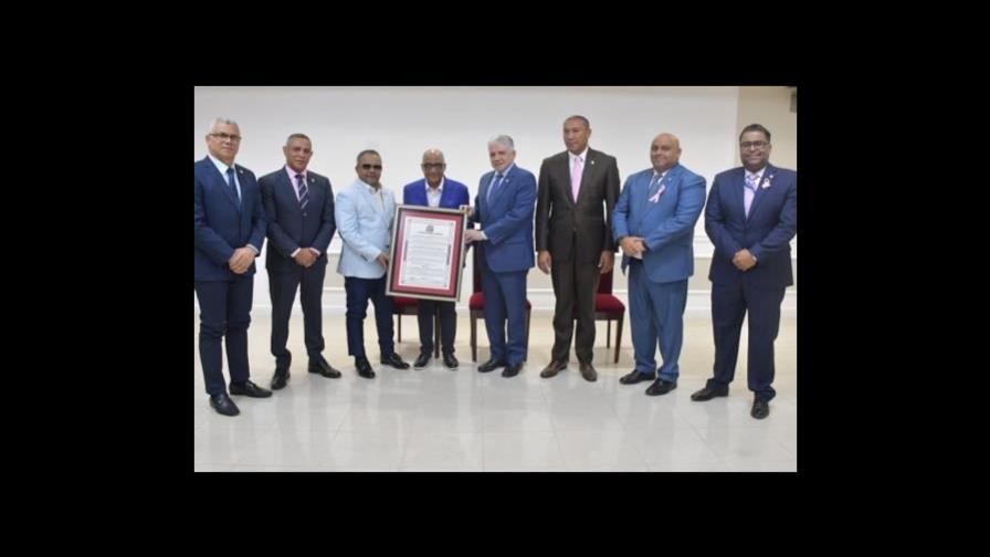 El Senado reconoce la trayectoria musical del maestro del merengue, Dionis Fernández