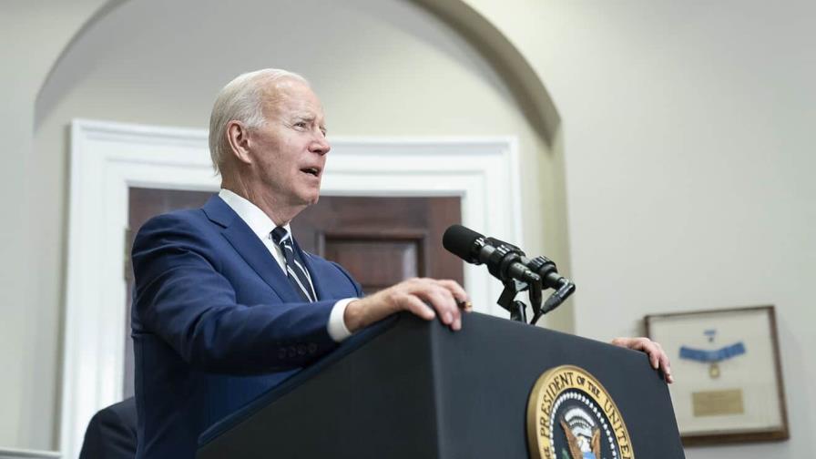 Biden intenta calmar los precios de la gasolina a un mes de las legislativas