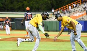 Las Águilas pintan de blanco a los Toros en La Romana