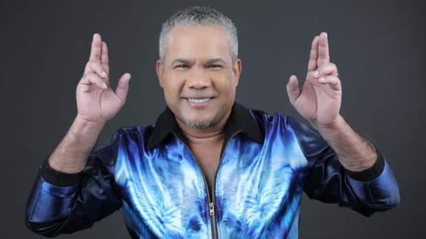 El senador Héctor Acosta compite por la Bachata del Año en los premios Soberano