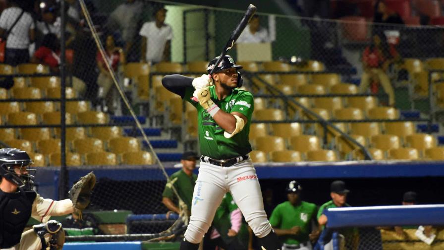 Wilfred Veras jonronea y produce tres y las Estrellas mantienen al Escogido en el sótano