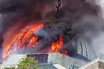 Cúpula gigante se derrumba cuando el fuego envuelve una mezquita en Indonesia