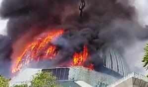 Cúpula gigante se derrumba cuando el fuego envuelve una mezquita en Indonesia