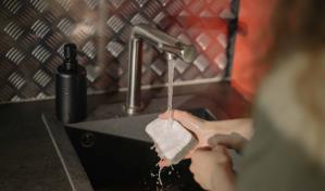 Así se debe limpiar la esponja de cocina