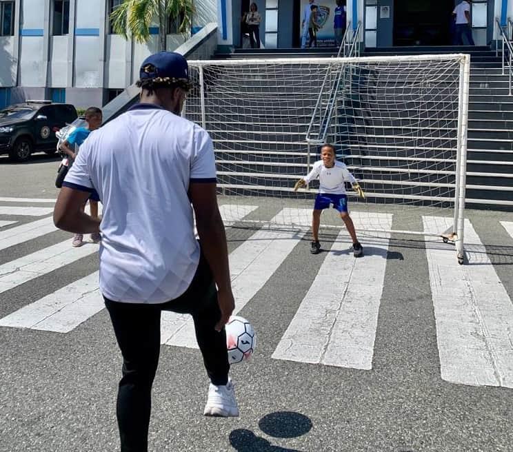 La Policía Nacional lleva fútbol a calles de Santo Domingo