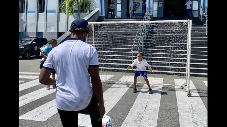 La Policía Nacional lleva fútbol a calles de Santo Domingo